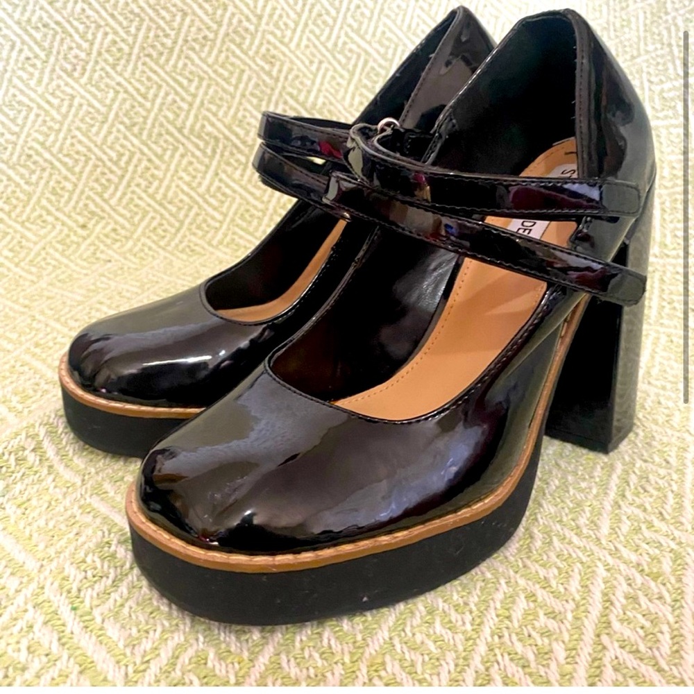 STEVE MADDEN Patent Leather Platforms. Great for Prom or Graduation!!
EUC!! 🤗🌸